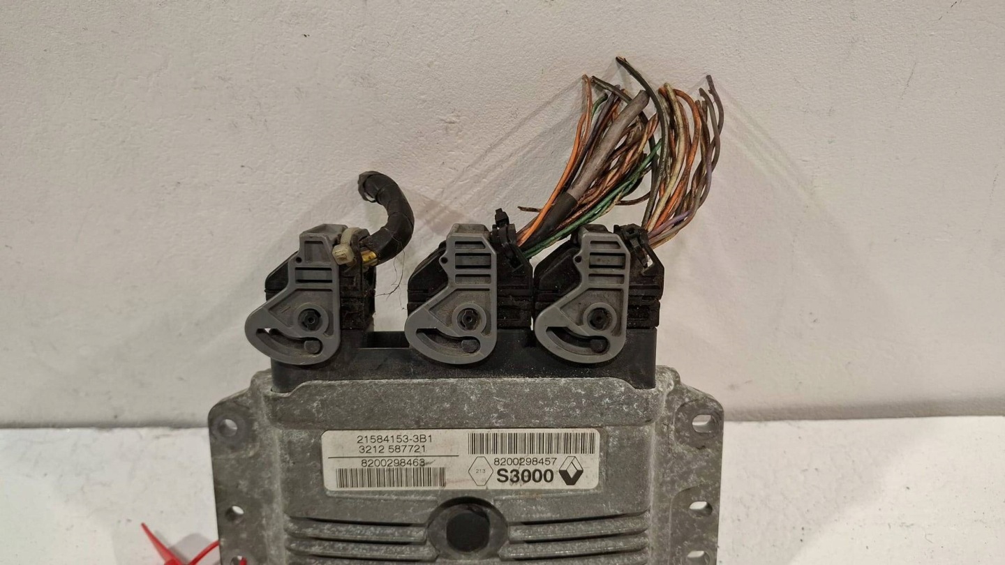 control unit of the engine computer 8200298463 Renault Megane Scenic II 1.6