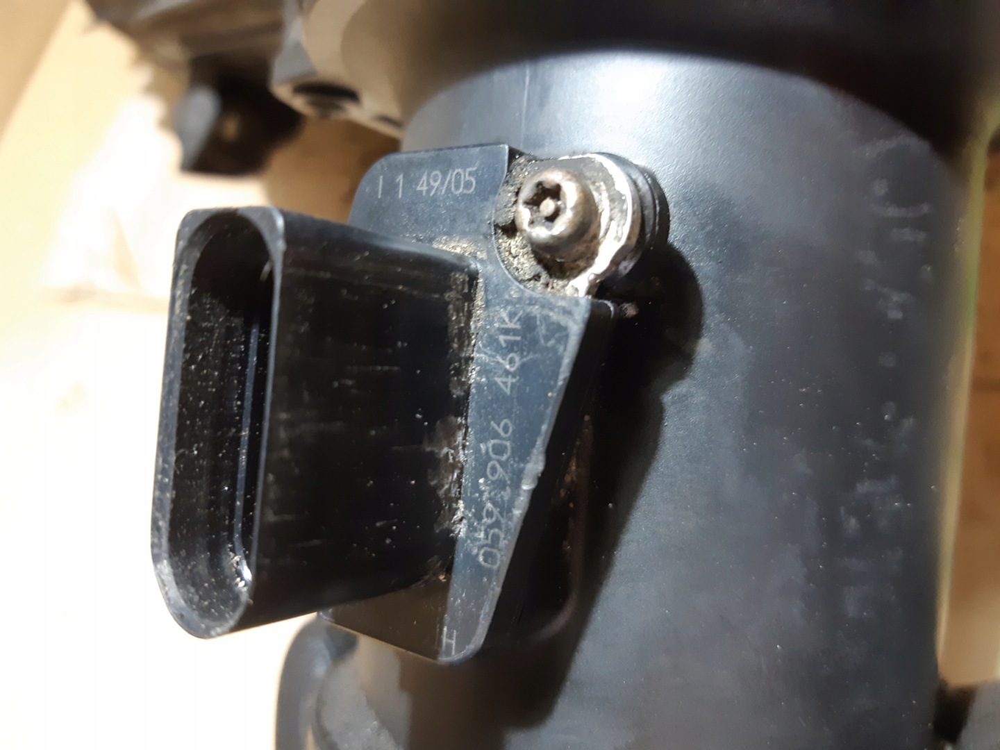AUDI A8 D3 3.0 TDI cover of a filter, air 059133823E