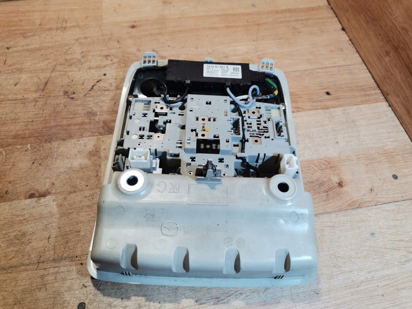 OSWIETLENIE WNETRZ AMAZDA 6 GJ III TG1667SS1B