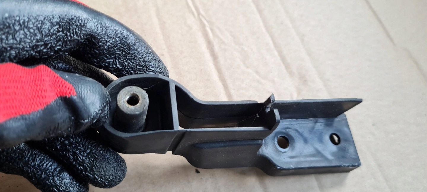 A6 C6 LIFT Poignée Support plaque Pare choc Droite Avant 4F0807772