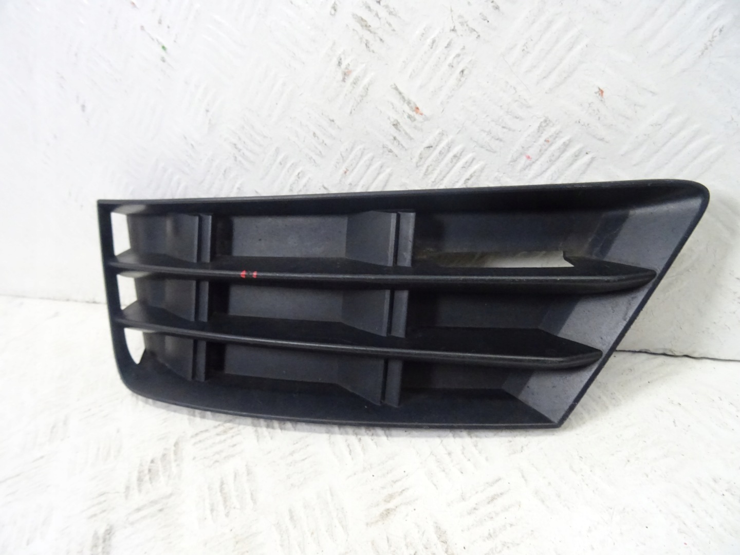 grid of a bumper front front left AUDI A4 B9 8W0807681B
