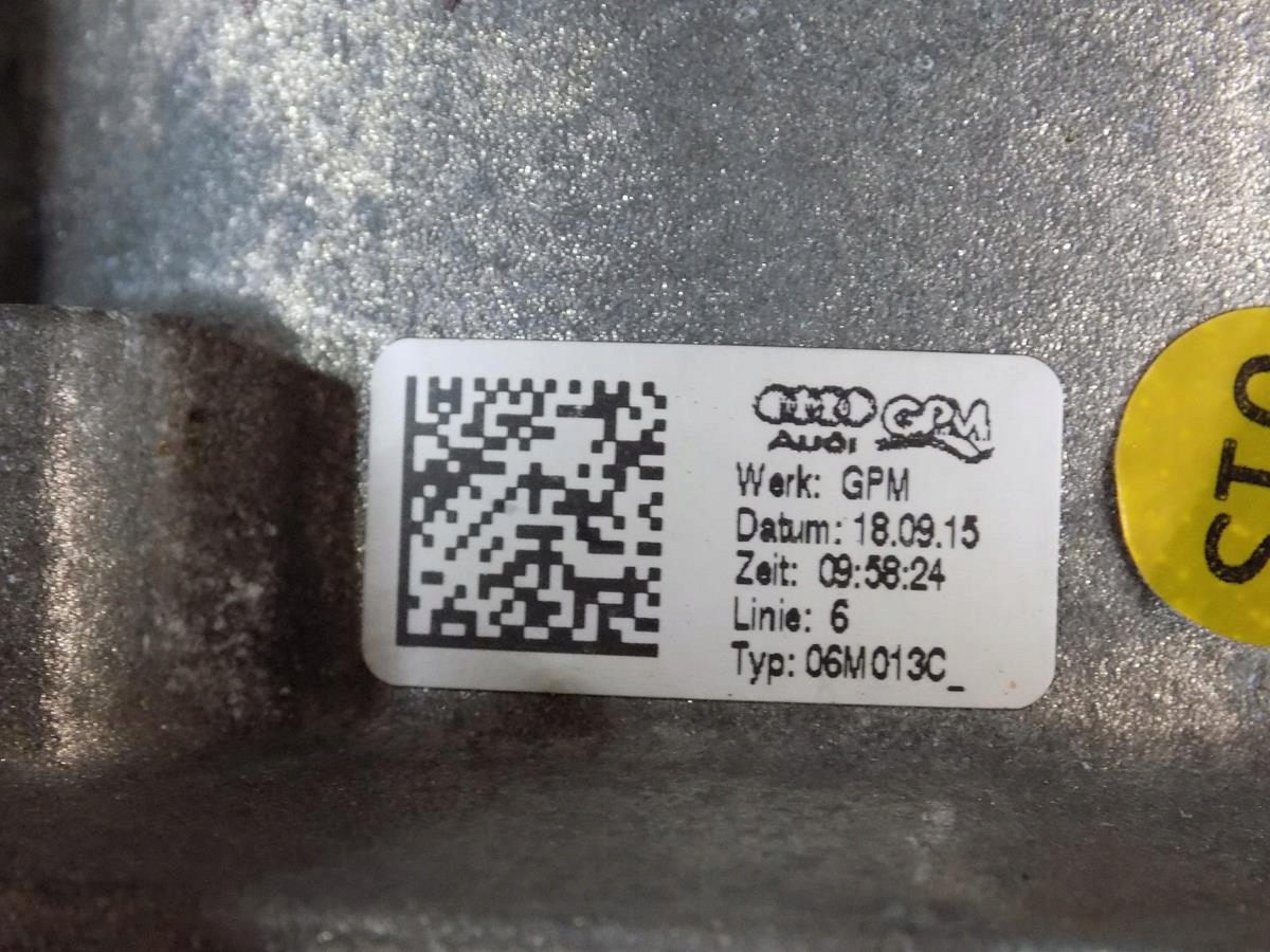 AUDI S4 A4 B9 Wasserpumpe 06M013C