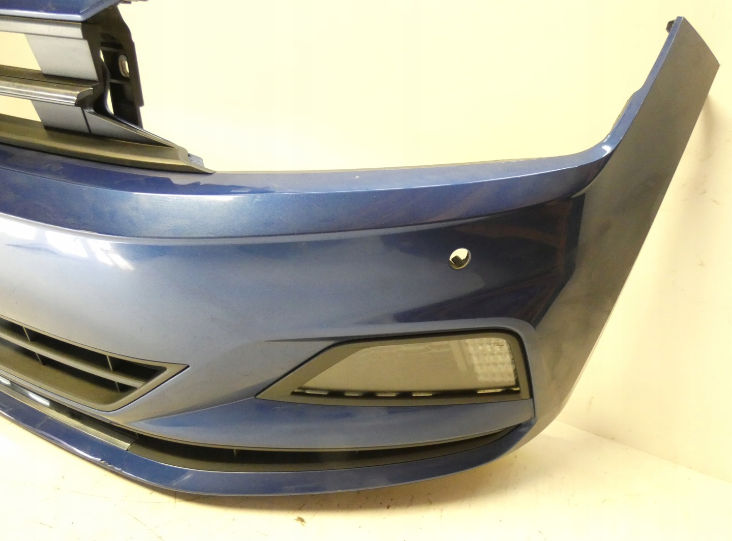 VW POLO 6 VI 2G0807221 2017-2020 pod 4 PDC nárazník předek přední