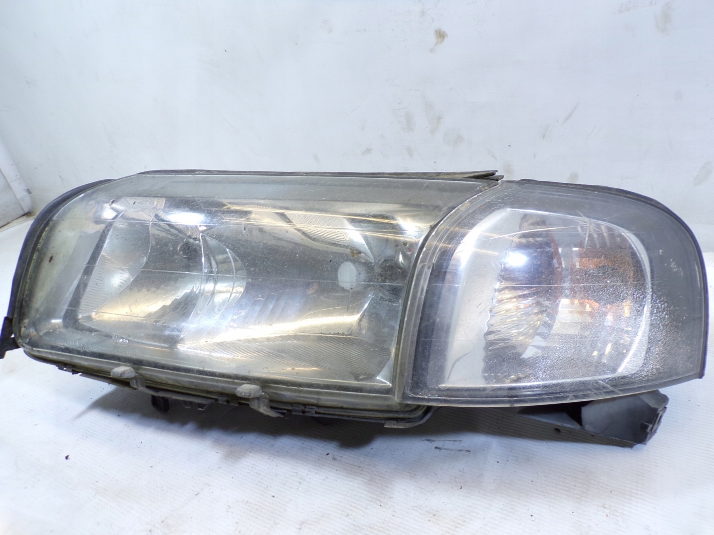 light front front left VOLVO S80 1 and OPIS (1)