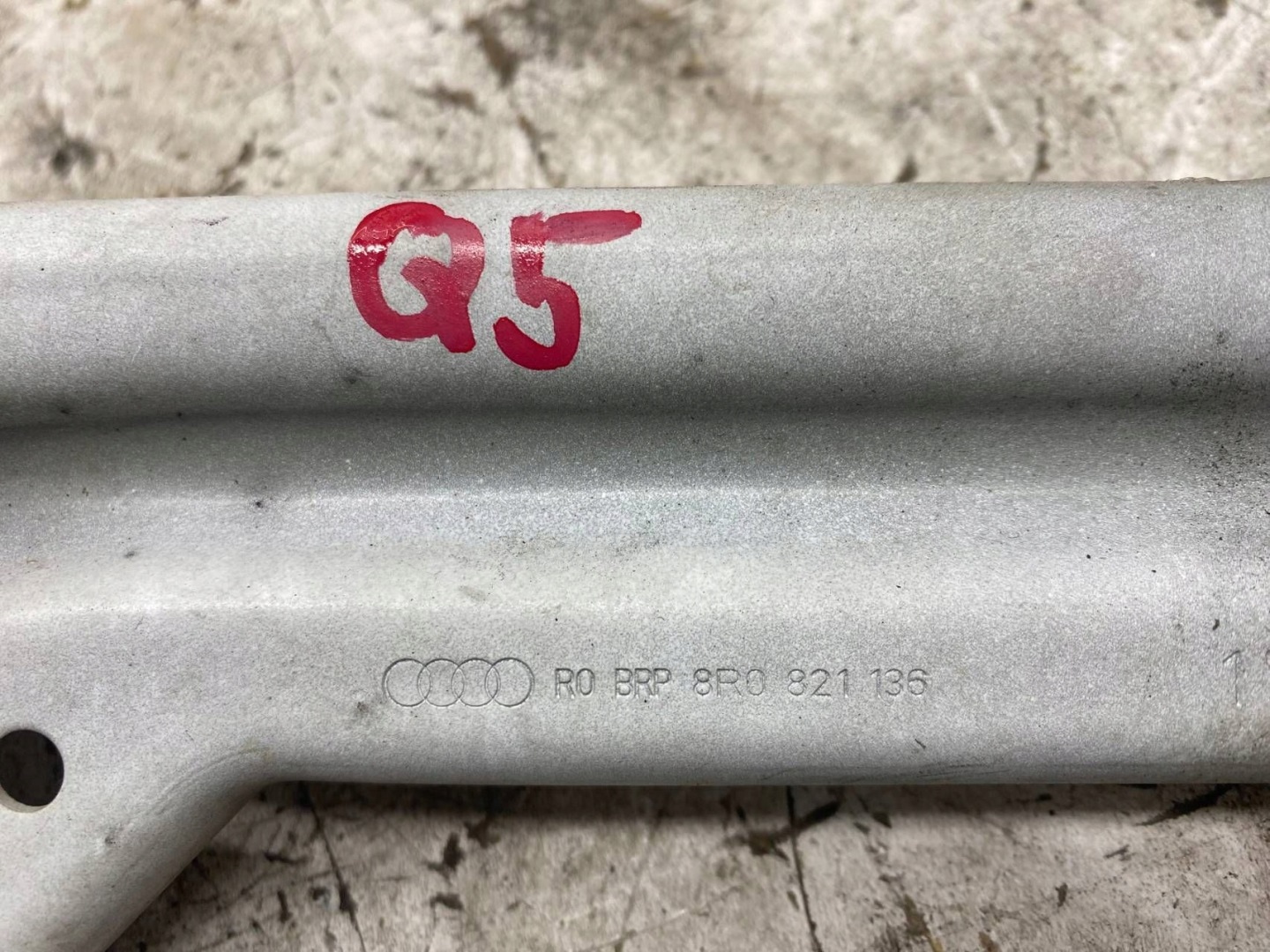 AUDI Q5 8R Console Support plaque Poignée Aile Droite Avant Droit 8R0821136