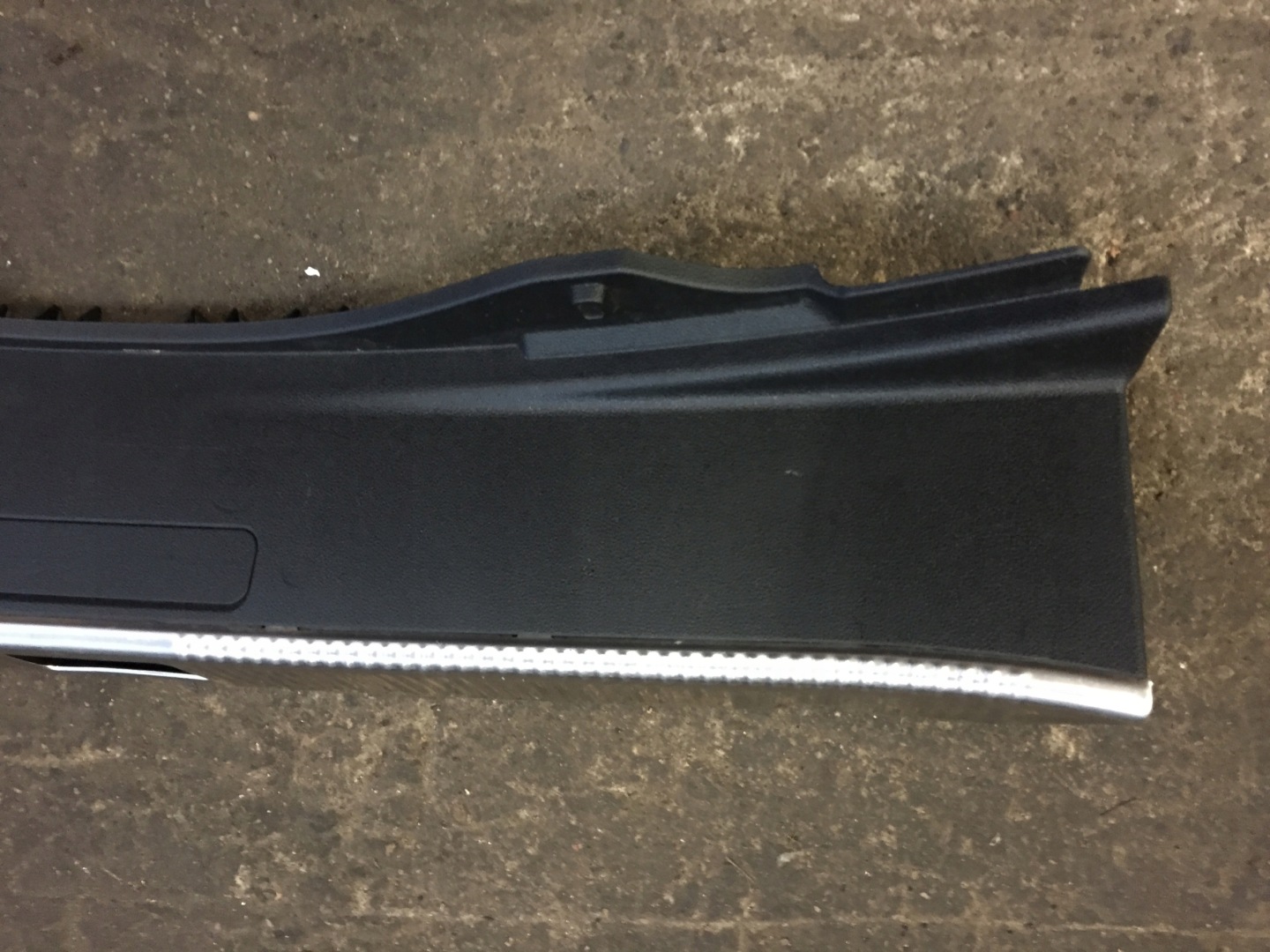 AUDI A8 D4 kryt lišta PRAHU kufru 4H0863471