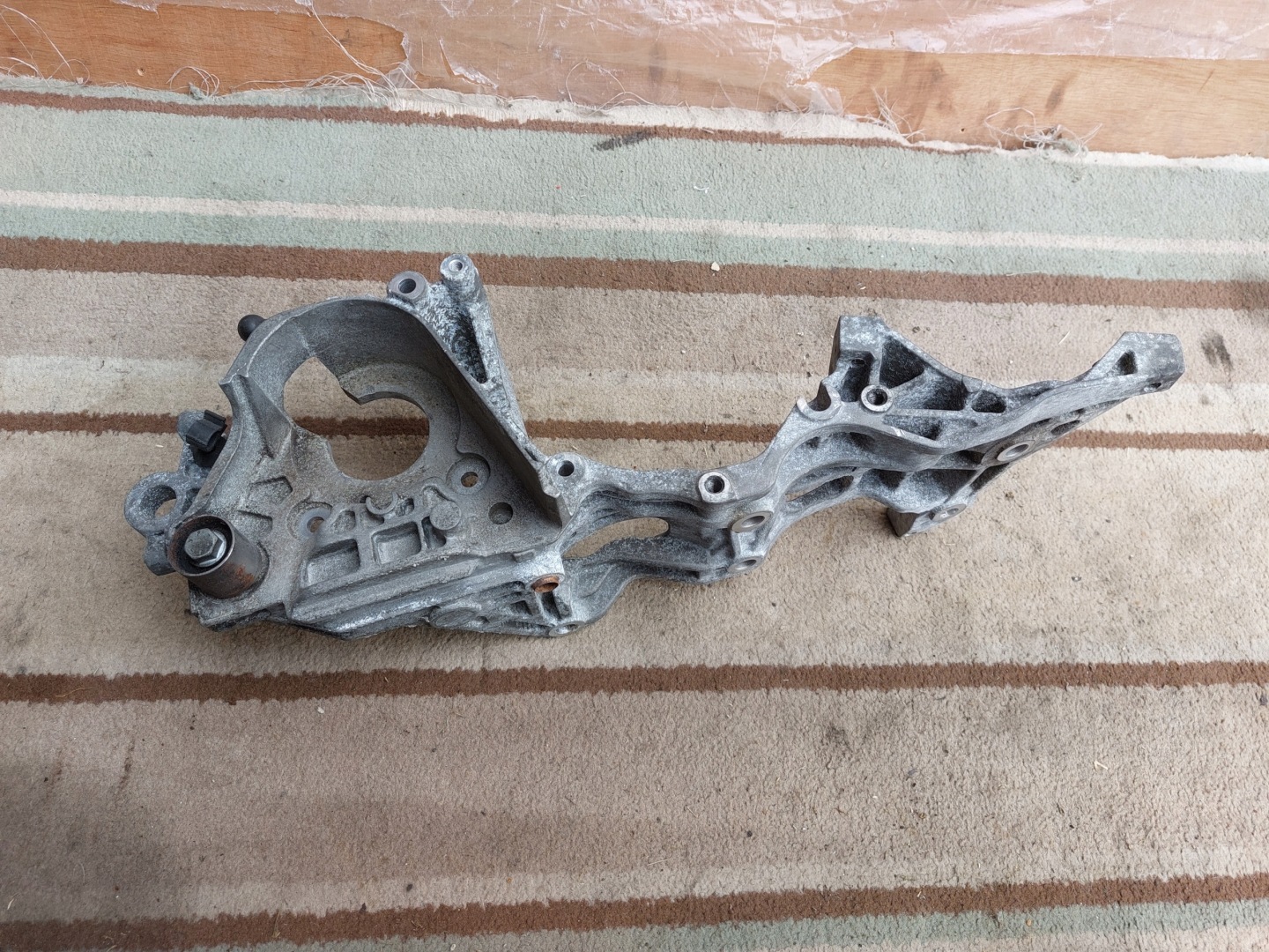 Stütze alternatora AUDI Q5 16r 04L903143D