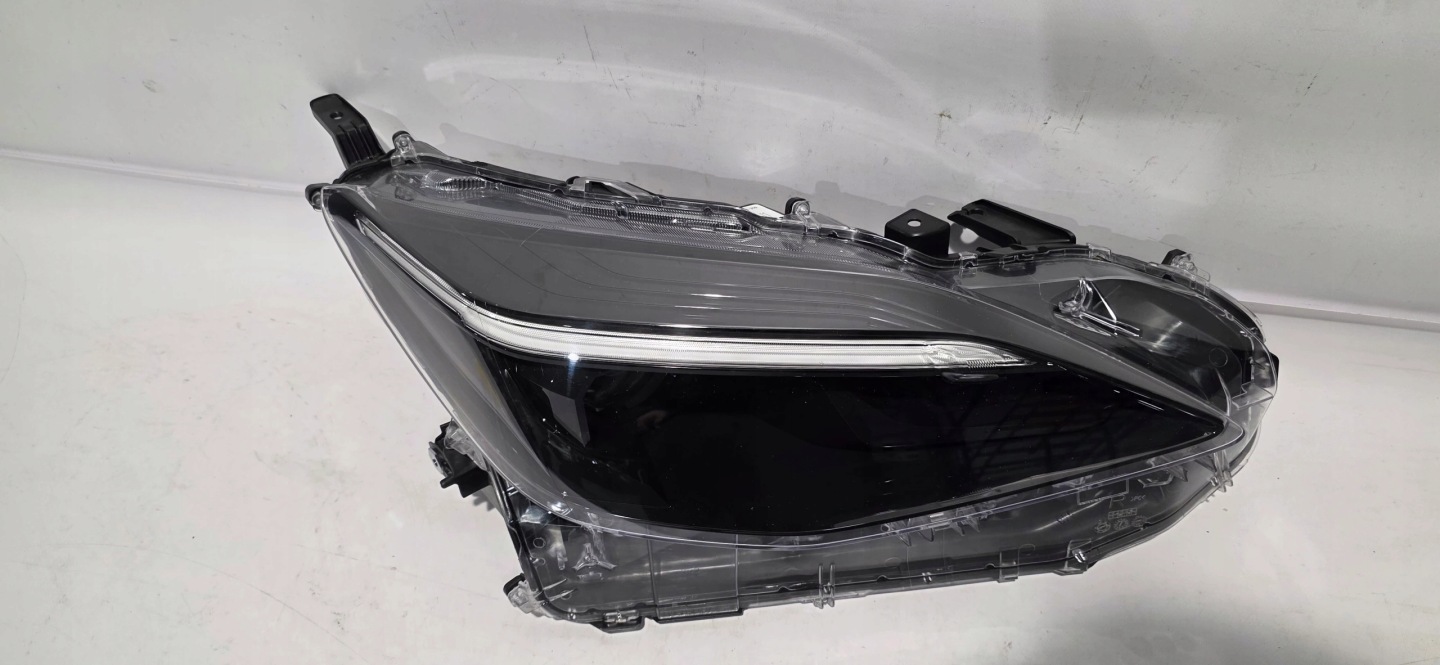 light right front lens LED TOYOTA YARIS CROSS 20- KOITO 0D-310
