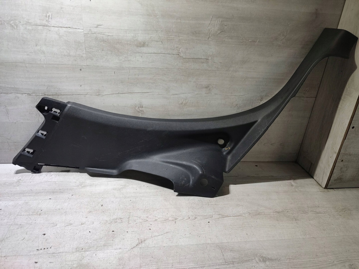 Peugeot 2008 and 2018 rear part side left moulding threshold cap