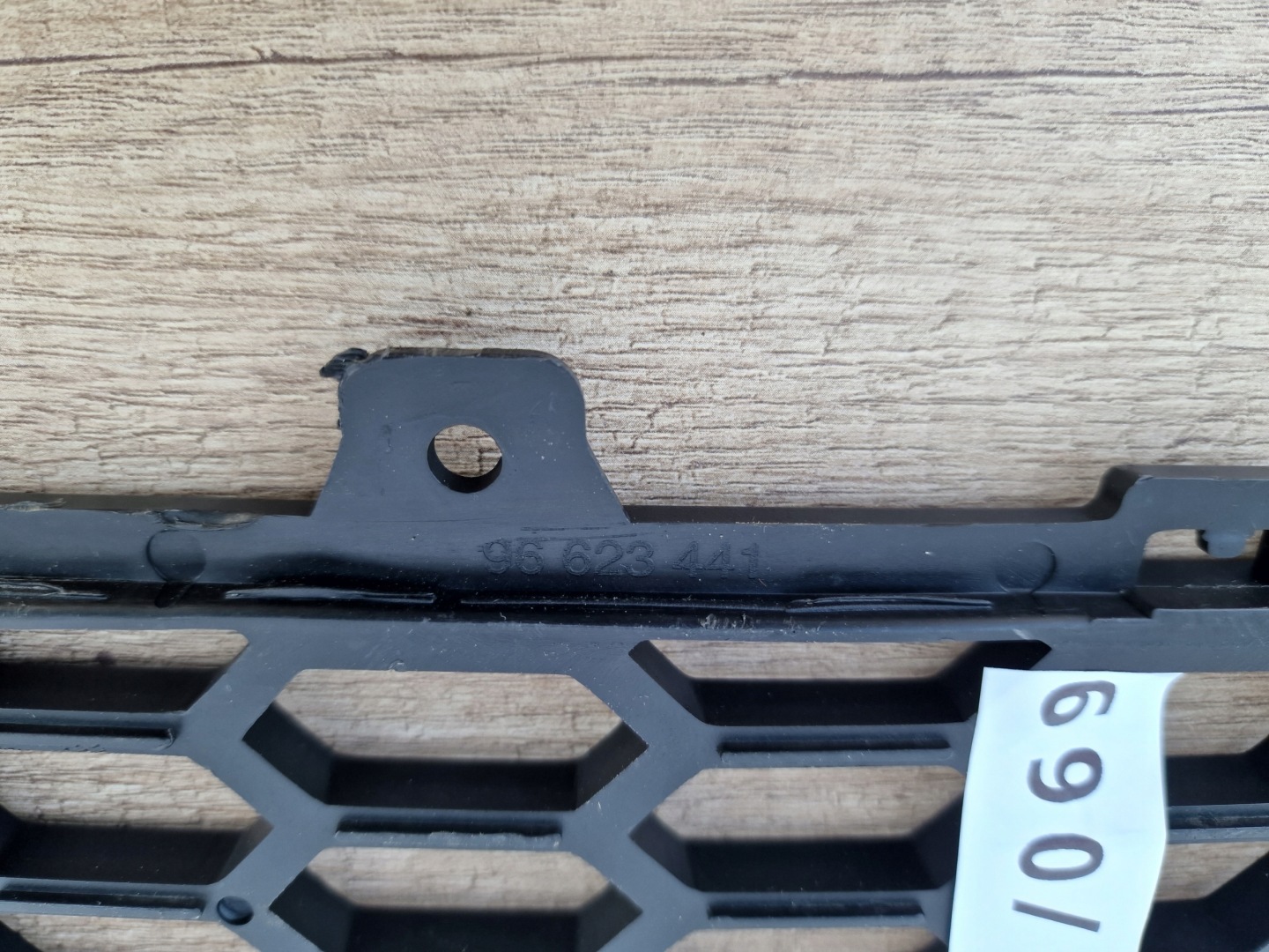 CHEVROLET CAPTIVA grid of a bumper front central