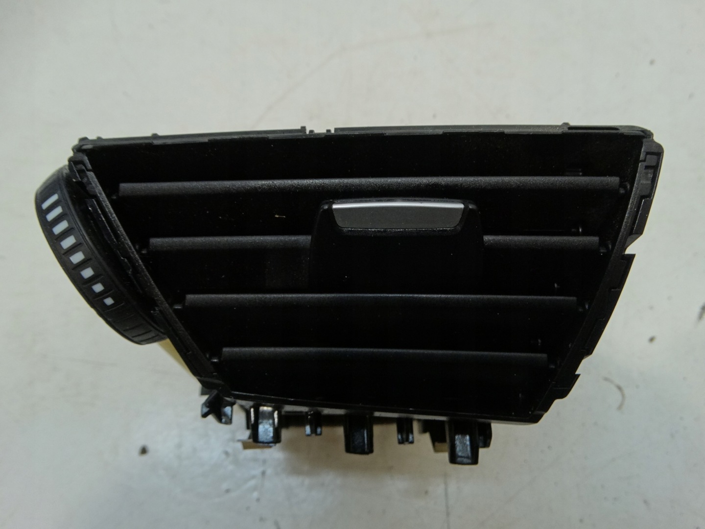 grid intake air left front BMW 1 F20 2013R. 9205355