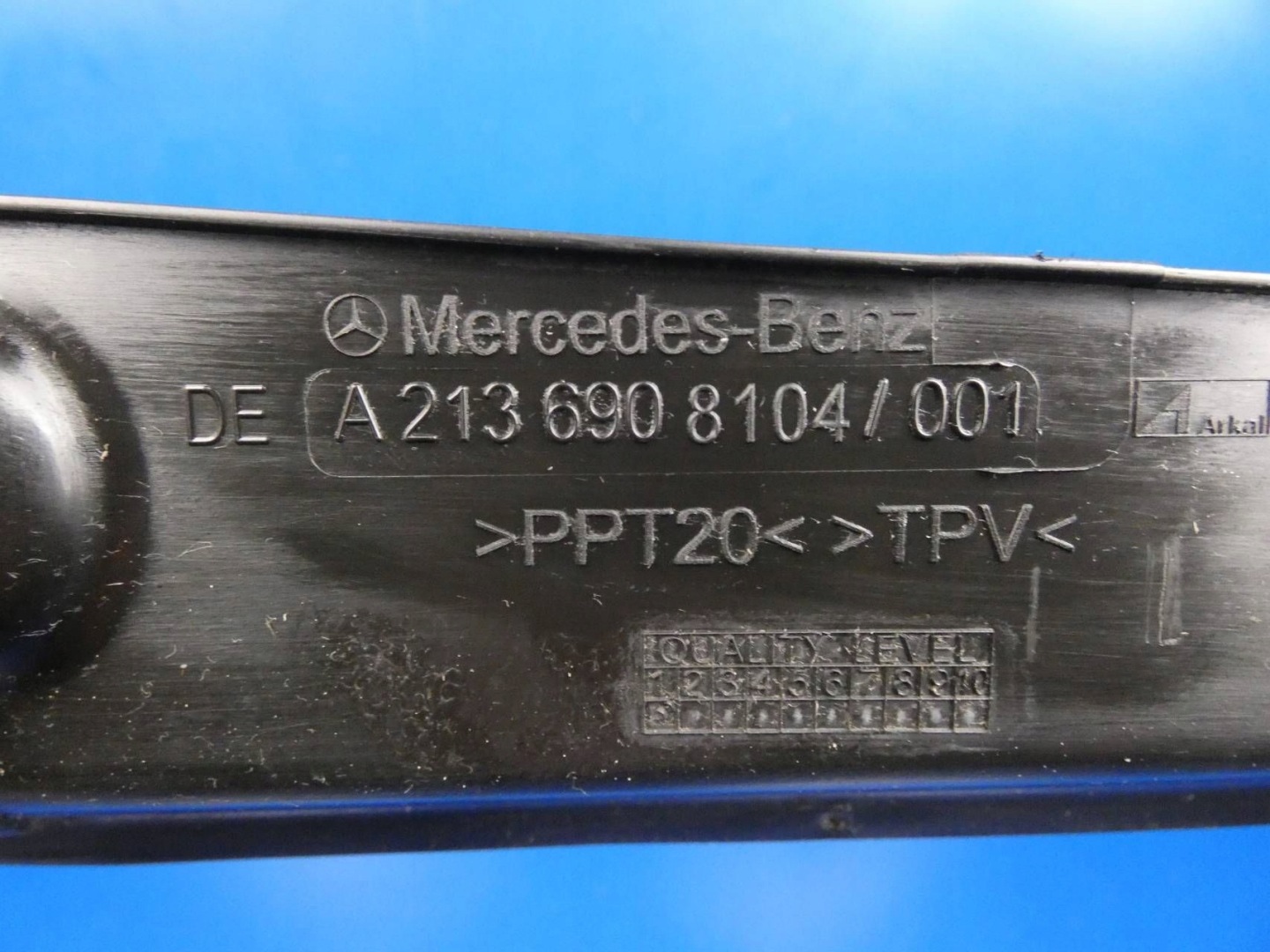 MERCEDES E KLASA W213 sedan moulding boot left rear part