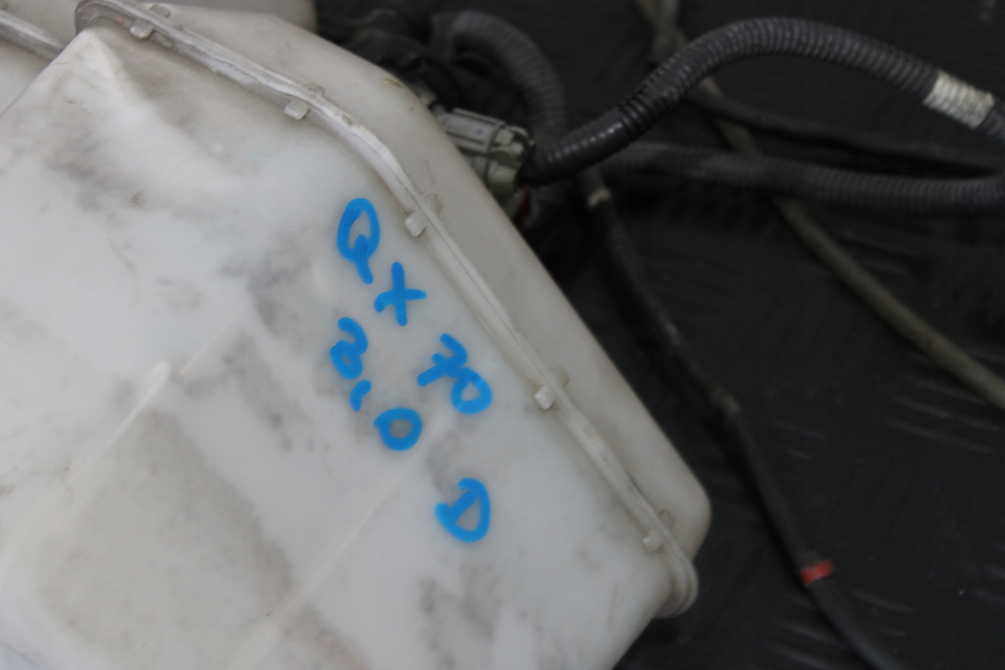 washer fluid tank INFINITI QX70
