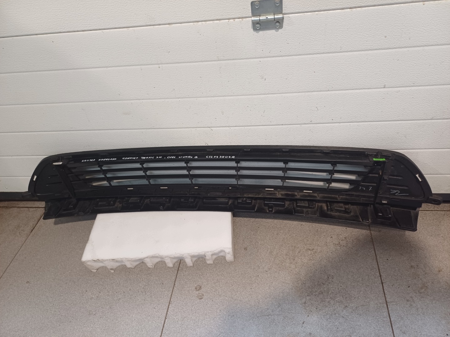 grid of a bumper front front RENAULT TRAFIC 3 III 622543504R