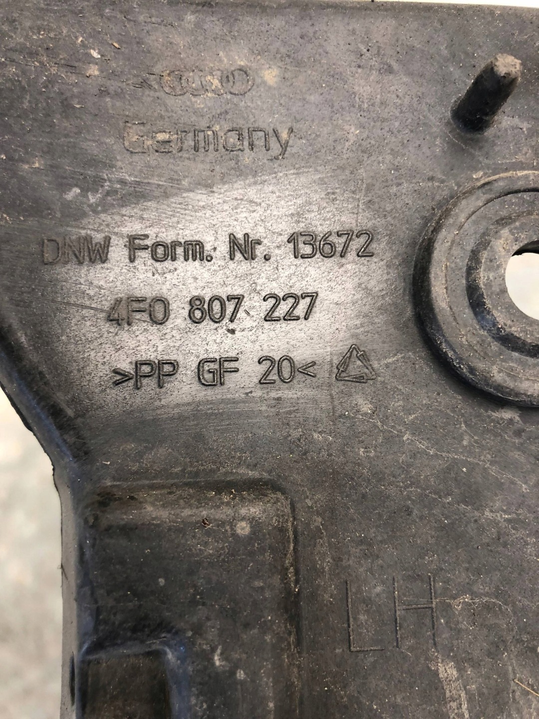 bumper bracket left front AUDI A6 C6 4F0807227