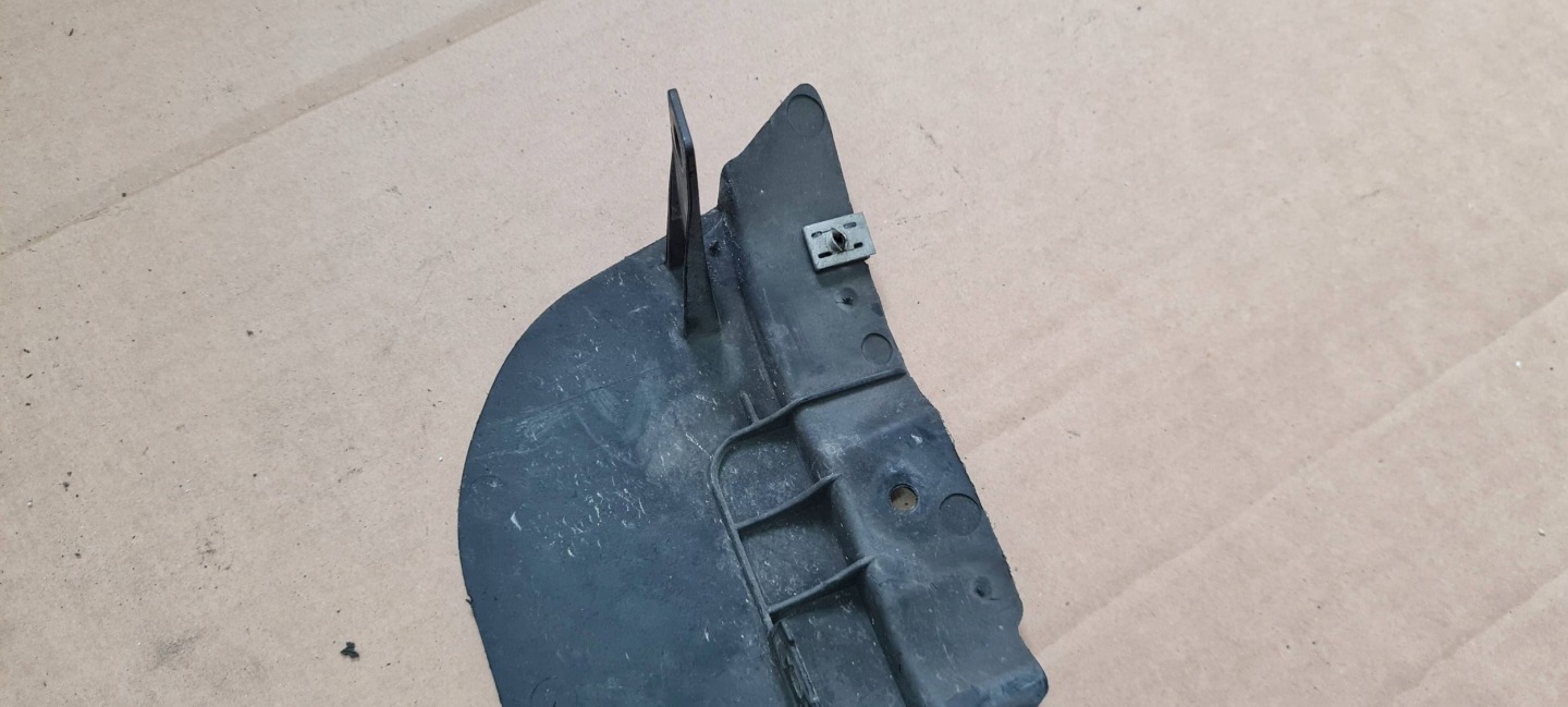 Q3 83A SPOILER Schmutzfänger rechts heck 83A853834