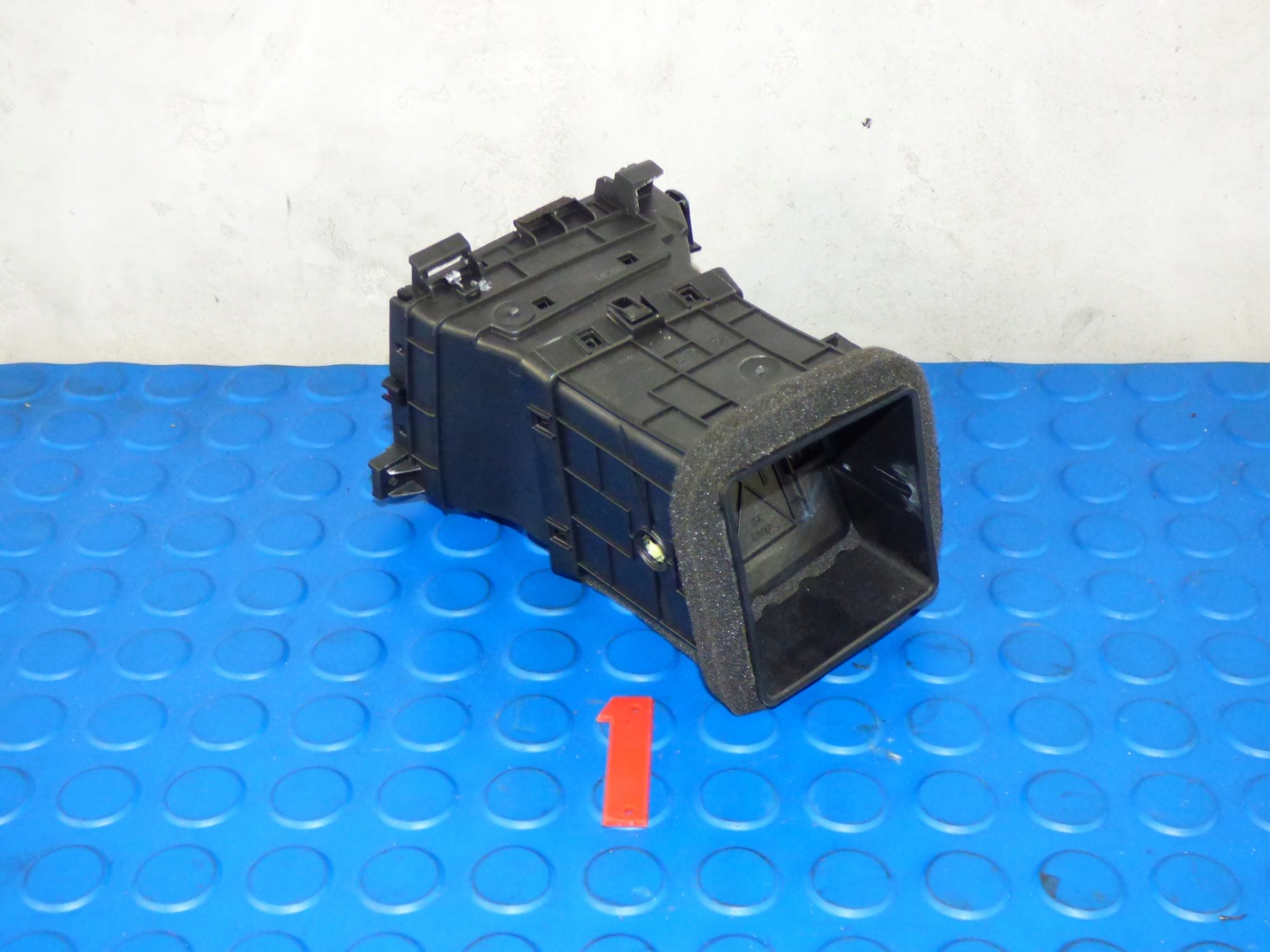 grid air conditioning devices left right the centre KIA CEED III