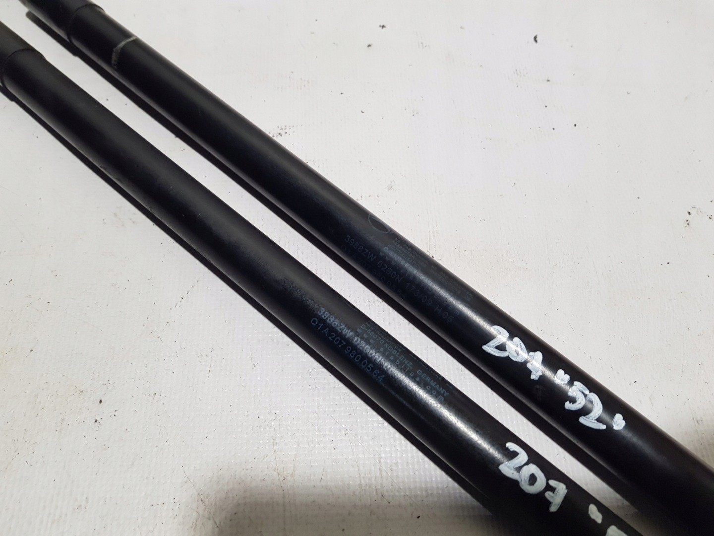 MERCEDES W207 SILOWNIKI bonnets KOMPLET 2079800564