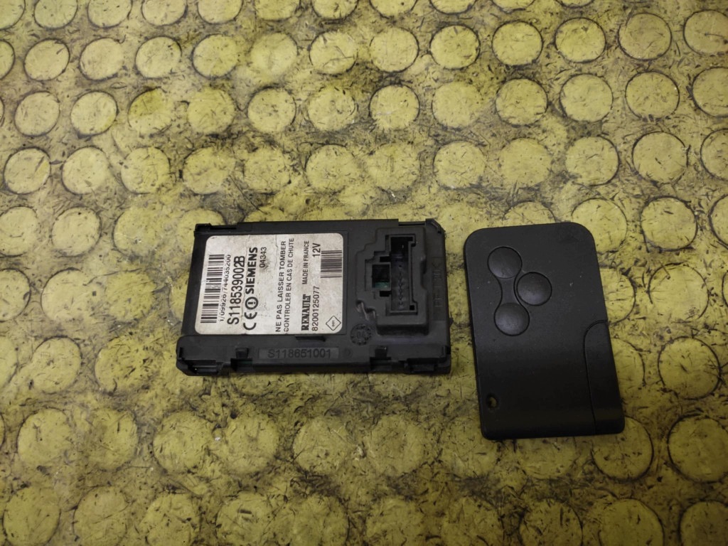 RENAULT SCENIC II lecteur usb cartes 8200125077
