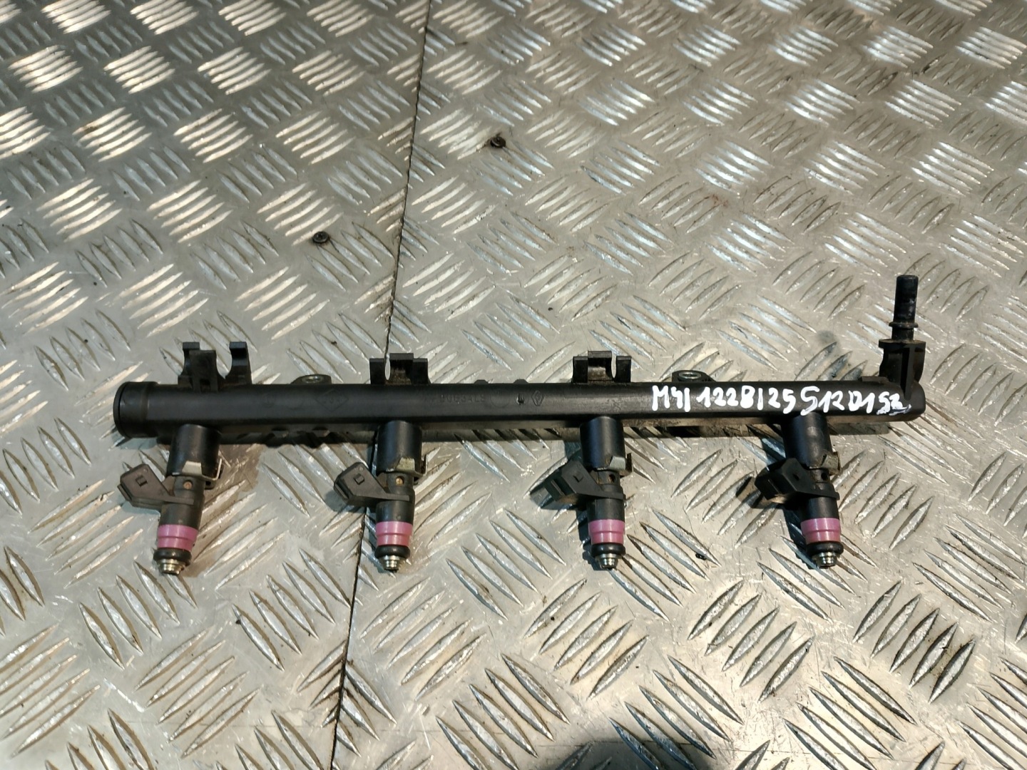 Rampe injection 8200135504 + WTRSYKI RENAULT CLIO III 3 1.6 B