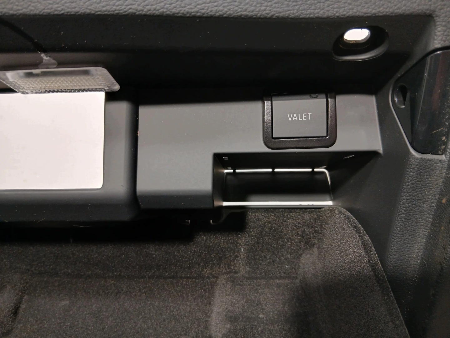 AUDI A4 B9 LIFT Handschuhfach des Beifahrers VALET 8W1880302C