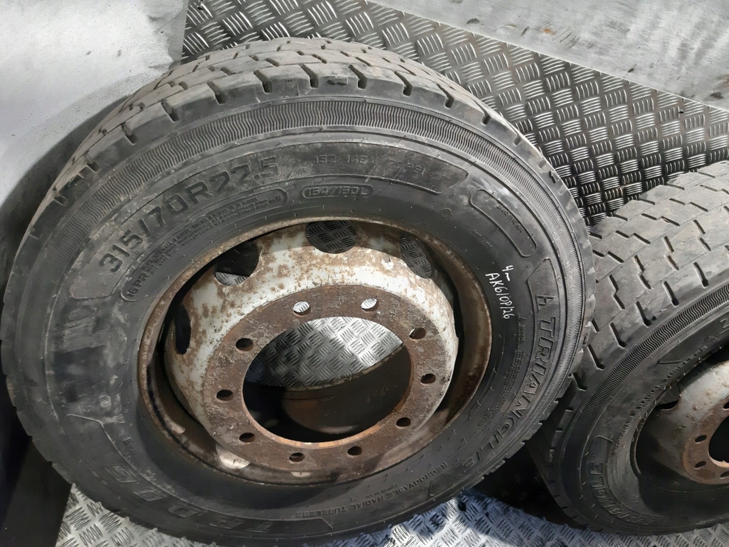 tyres TRIANGLE TRD 06 discs wheels CIEZAROWE 2x 315/70 R22.5