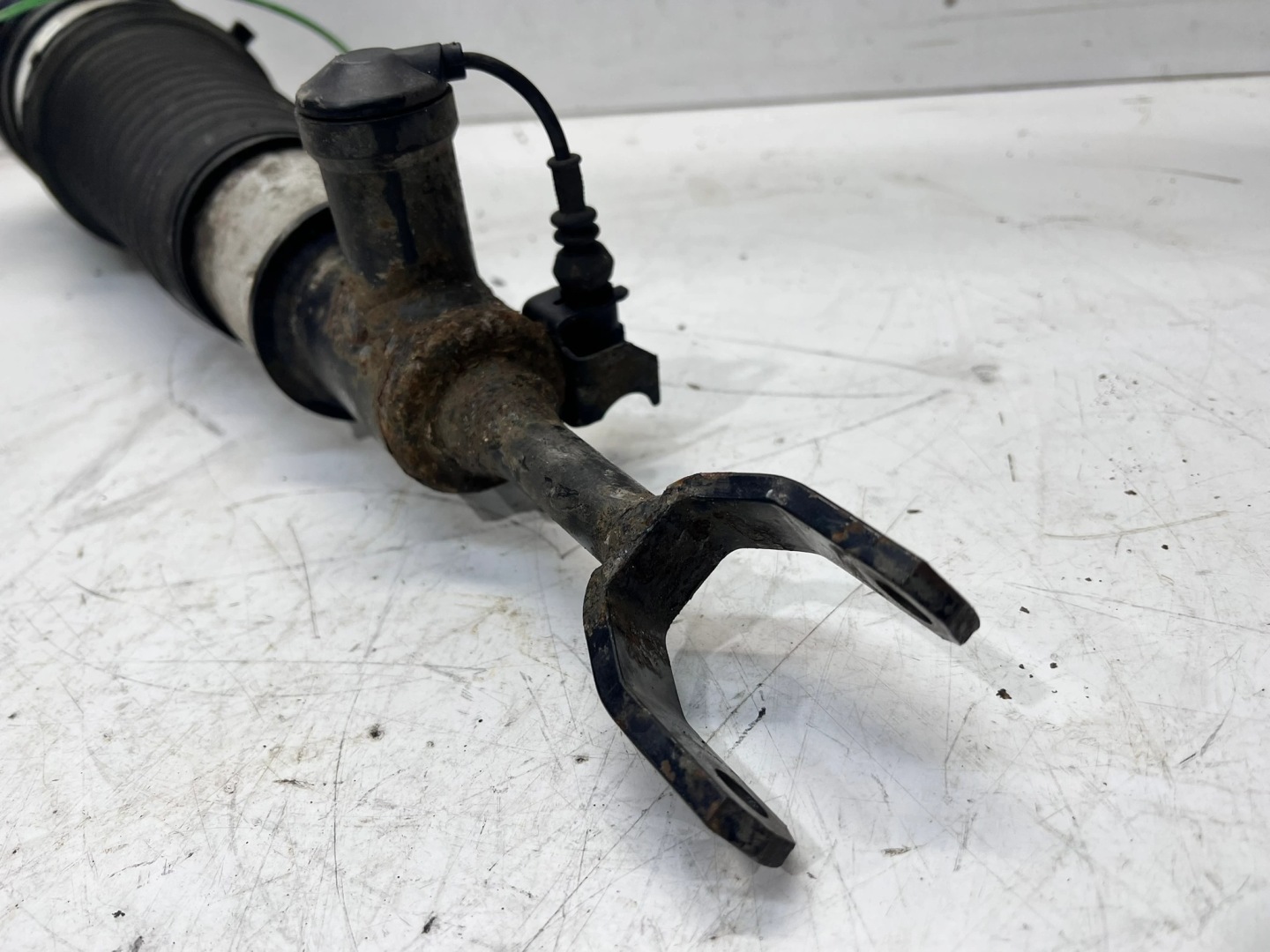 shock absorber right front MIECH PNEUMATYCZNY AUDI A6 C6 4F0616040T