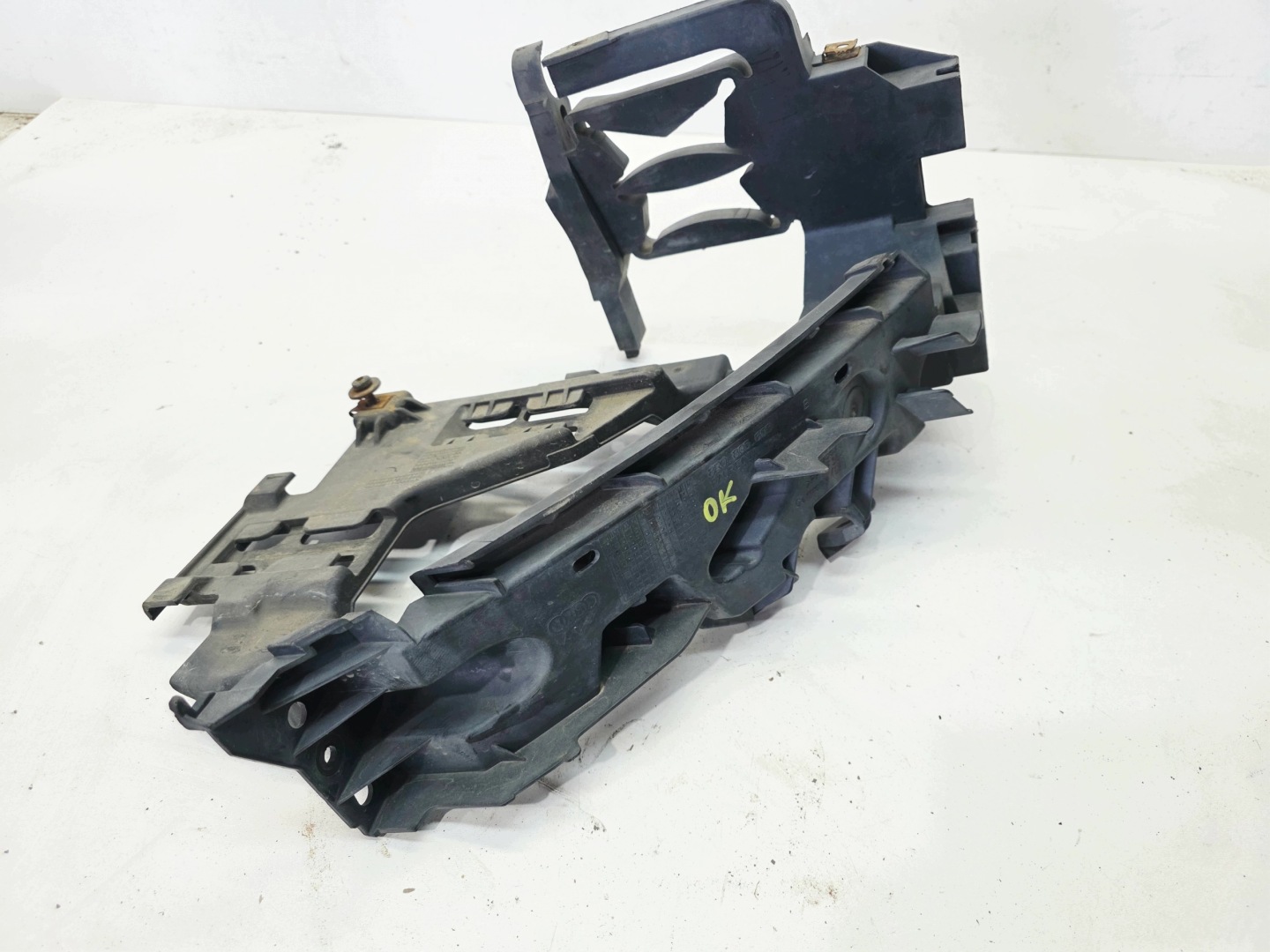 support holder REFLEKTORA right front AUDI Q5 8R LIFT 8R0805608B