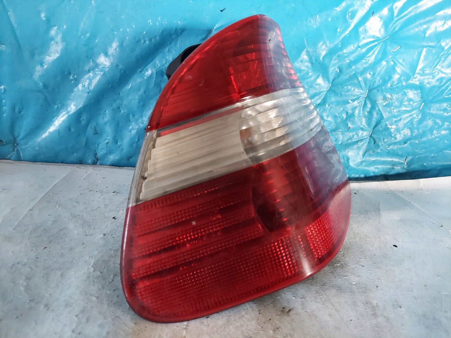 light BMW E46 sedan 115946B left rear part
