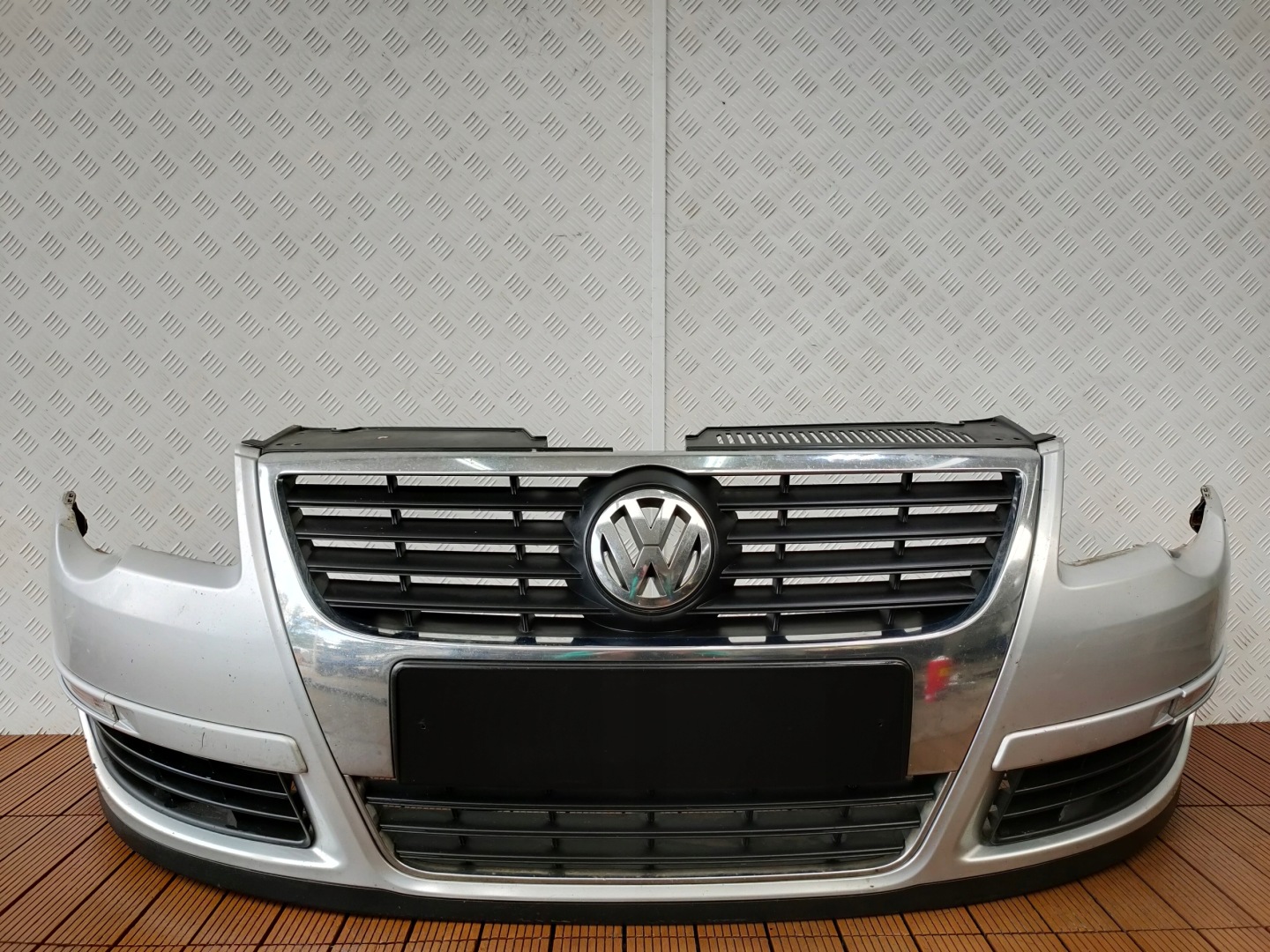 VW PASSAT B6 05-10 Frontstoßstange komplet vorne Farbe LA7W OE