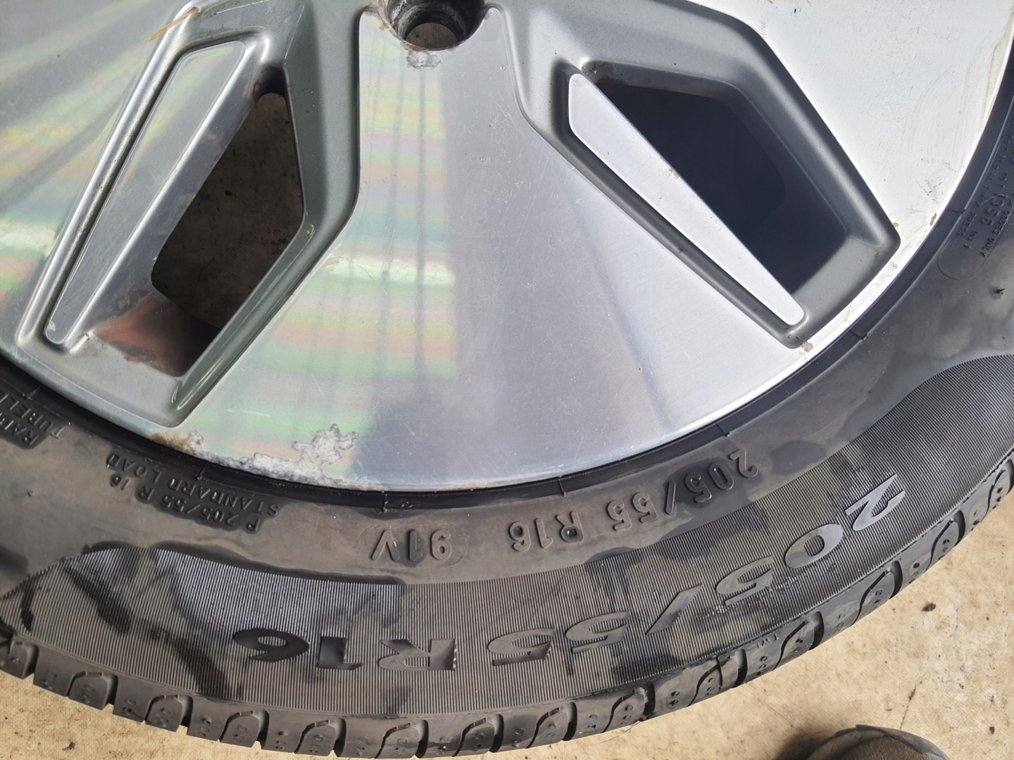 VOLVO C30 LIFT 09-12 discs + tyres 205/5516
