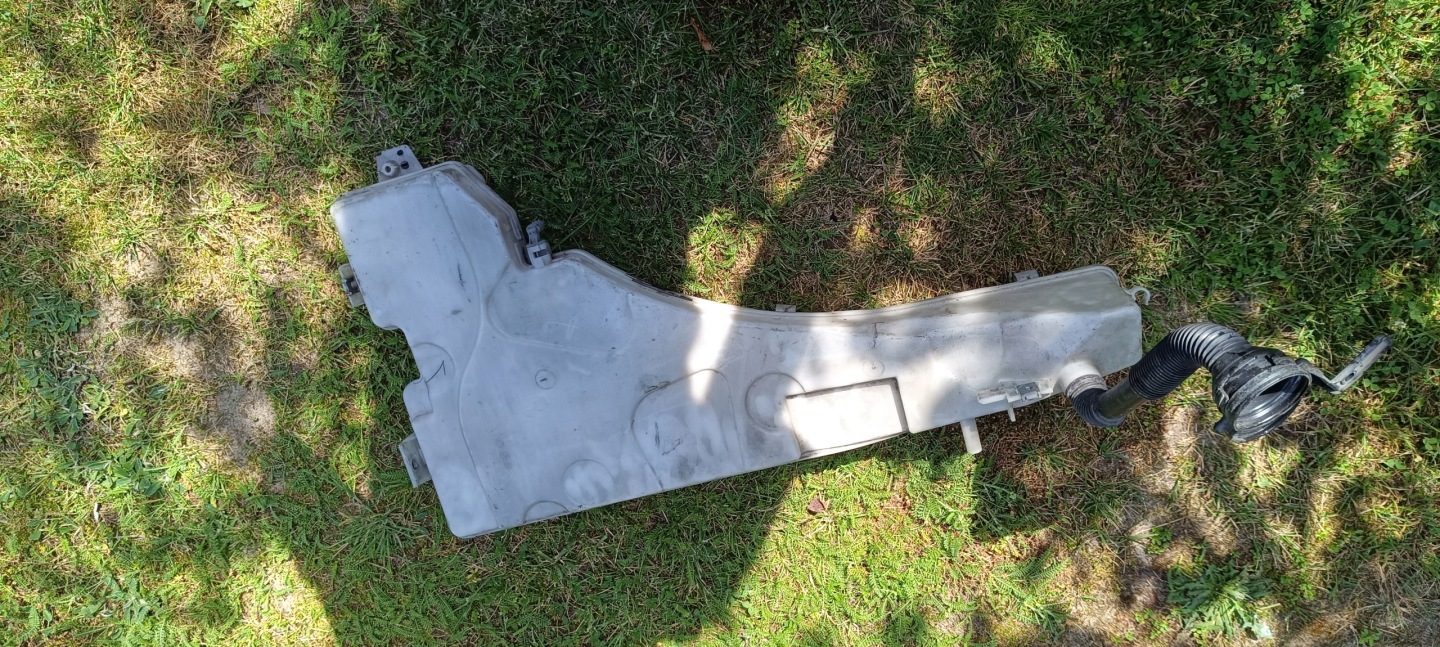 washer fluid tank BMW E71 X6 7161476