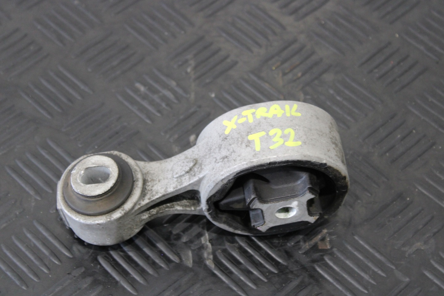 holder engine mount NISSAN X-TRAIL T32