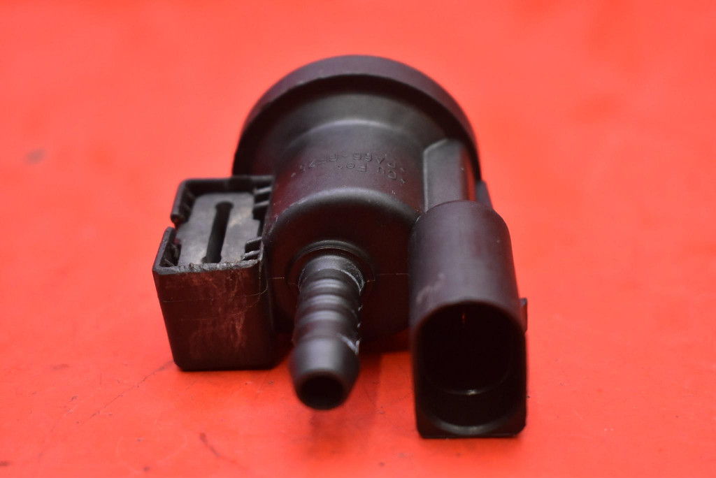 Sensor ODPOWIETRZANIA Behälter AUDI A8 D4 4.2 FSI 372 KM 10-14
