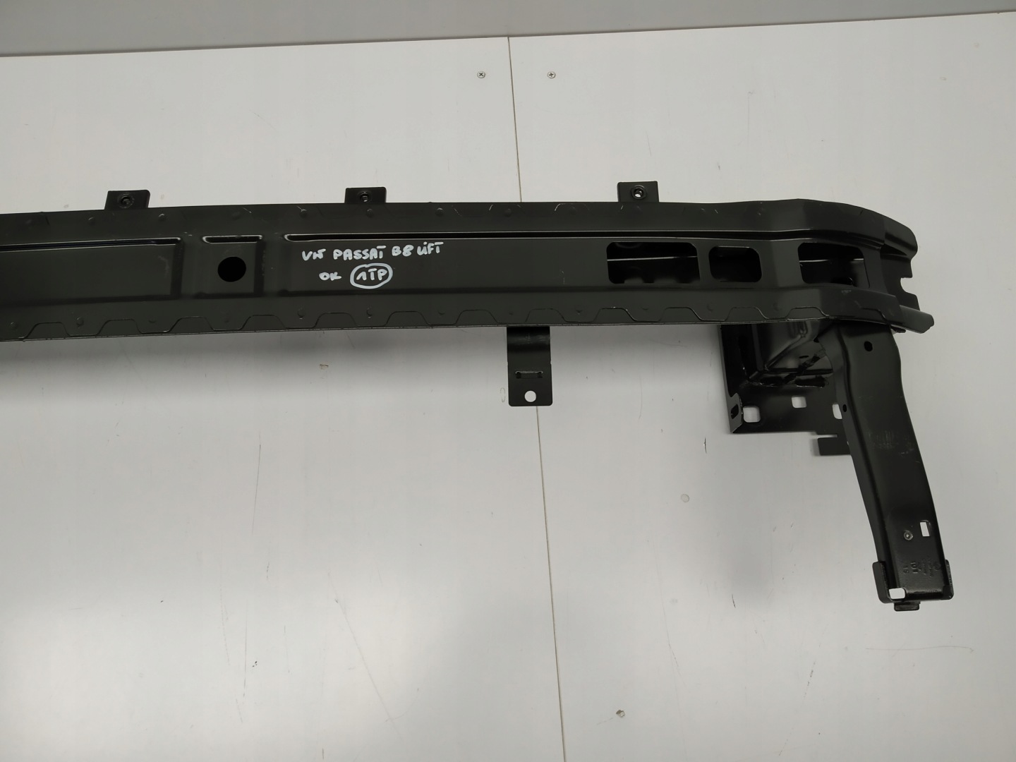 19- Vw Passat B8 lift bumper support front originál OM 3G0807611A