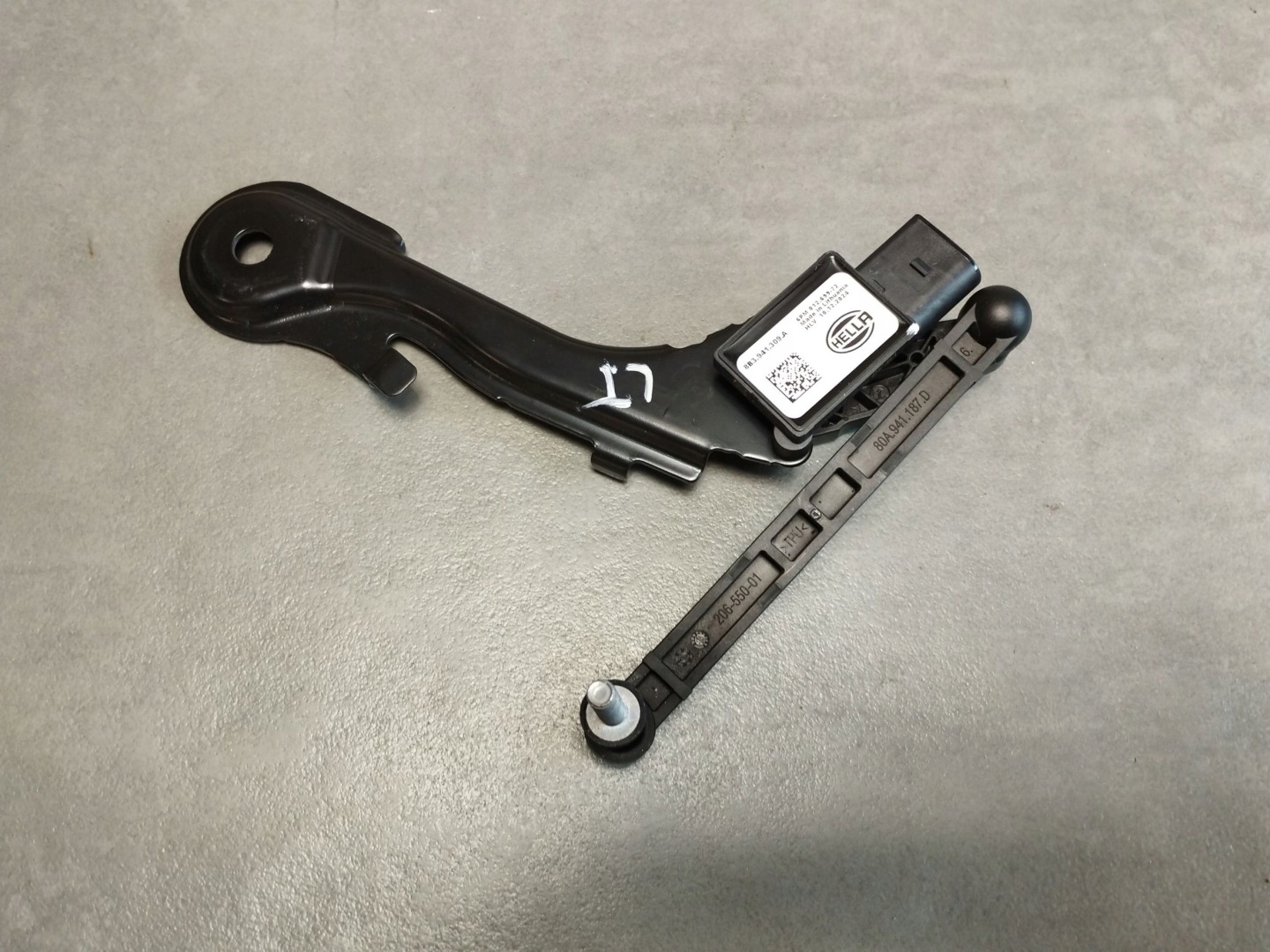 Audi A5 B10 Sensor poziomowania Leuchten links heck 8B3941309A