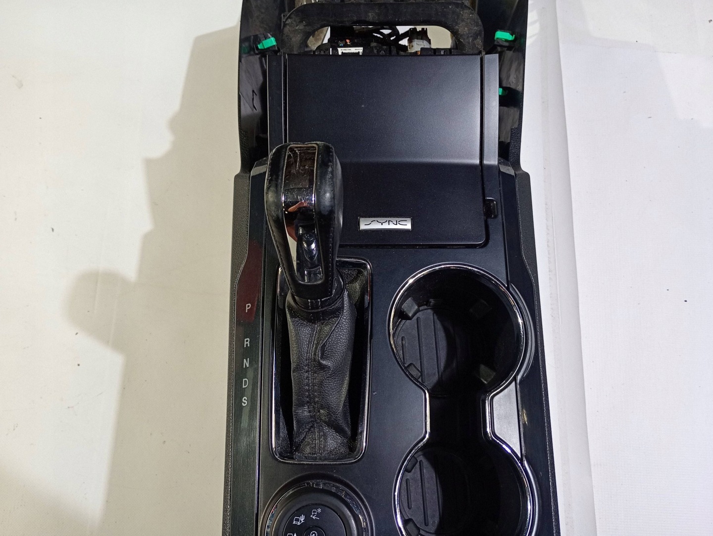 Tunel central armrest cupholder passenger compartment Ford Explorer V 2011
