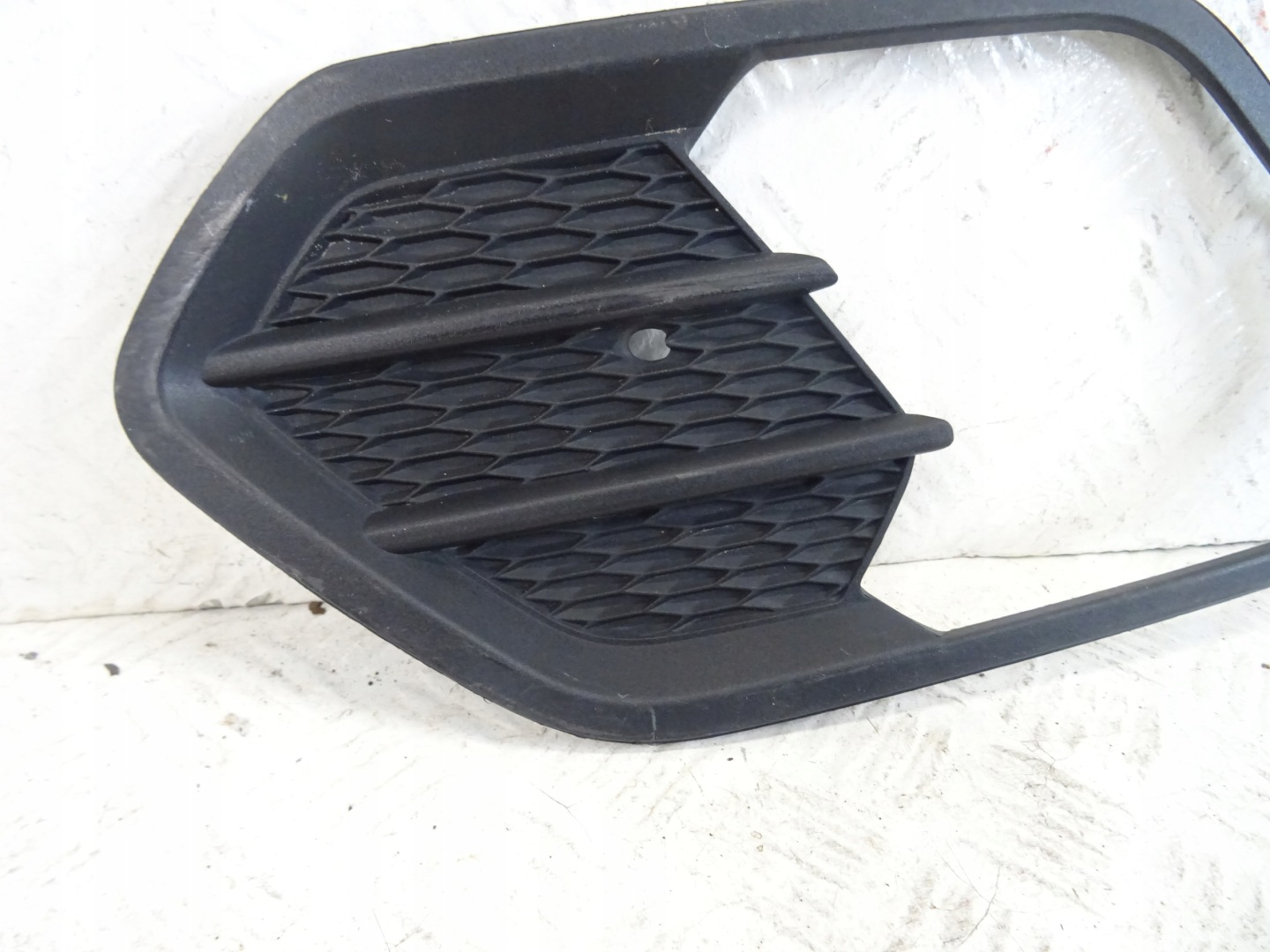 grid of a bumper front front left FORD KUGA II GV44-17K947