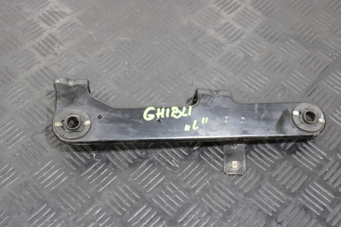 Support Support plaque Intercooler Gauche MASERATI GHIBLI M157