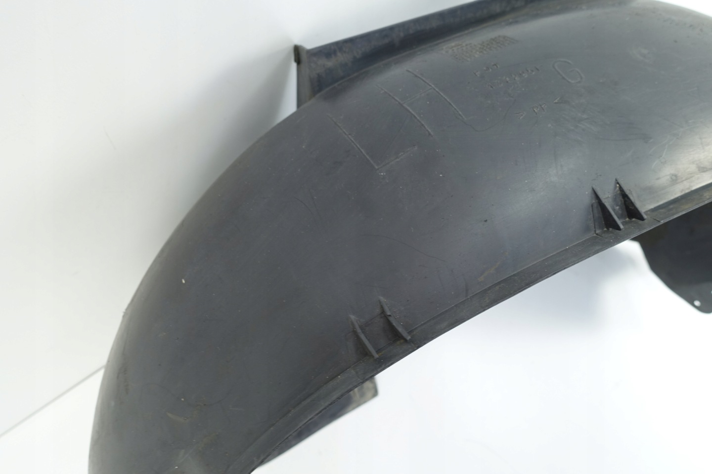 mudguard left front VOLVO 850 1372951
