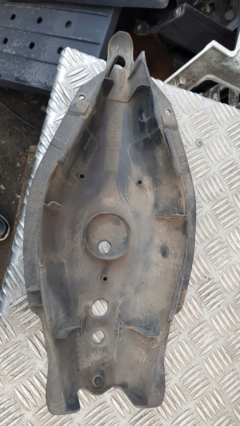 MERCEDES W203 Blende Abdeckung des Querlenkers links rechts heck