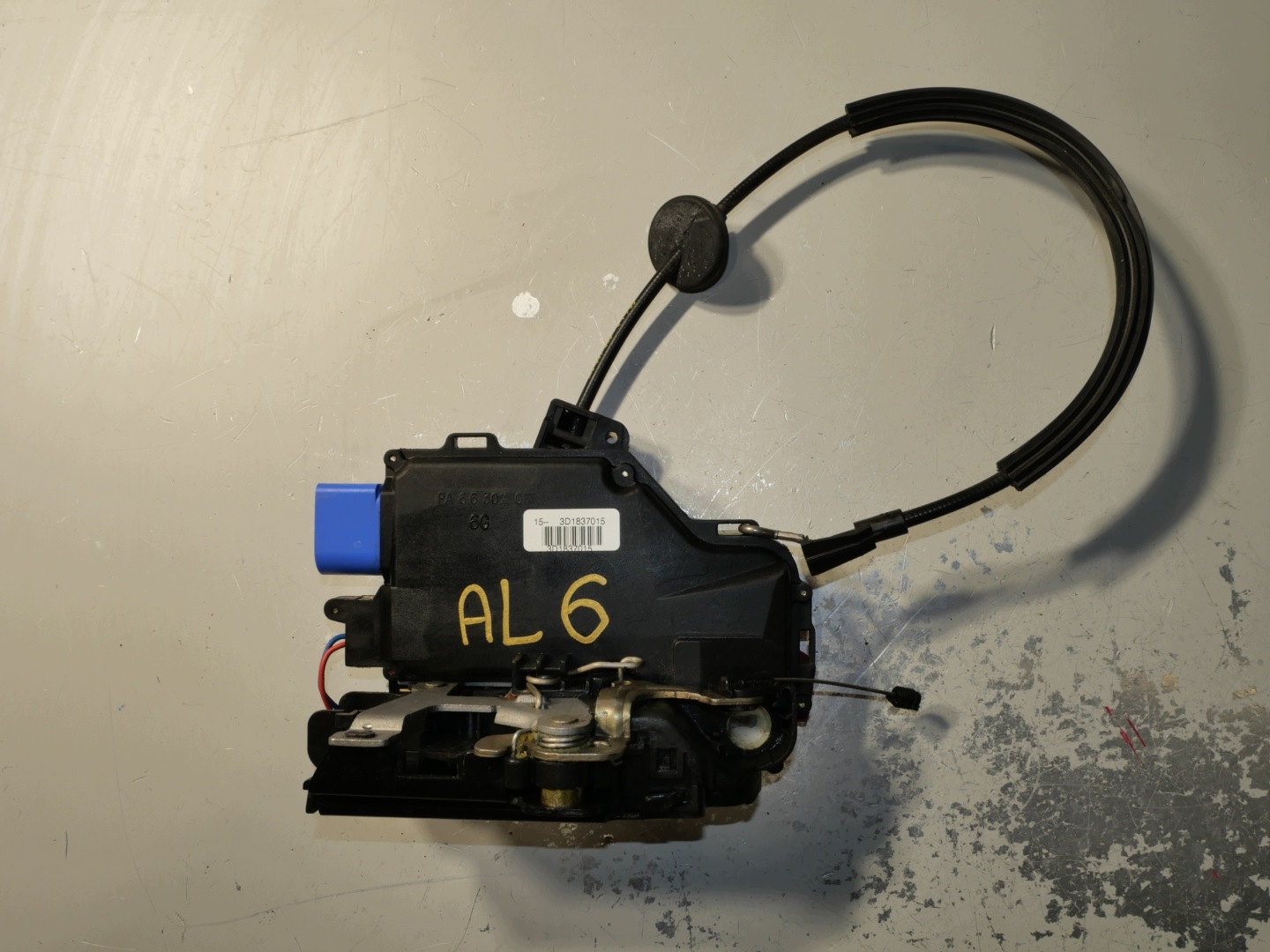 lock door left front SKODA VW SEAT 3D1837015