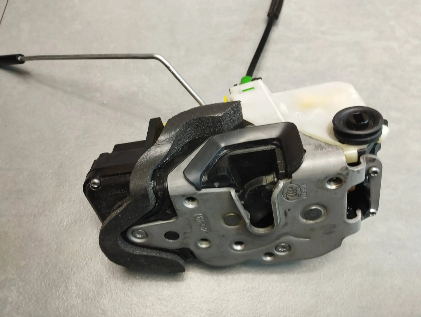 Opel Insignia A KOMBI lock left rear part