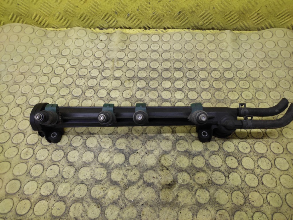 AUDI A3 8L 1.6 injection ramp 06A133317A