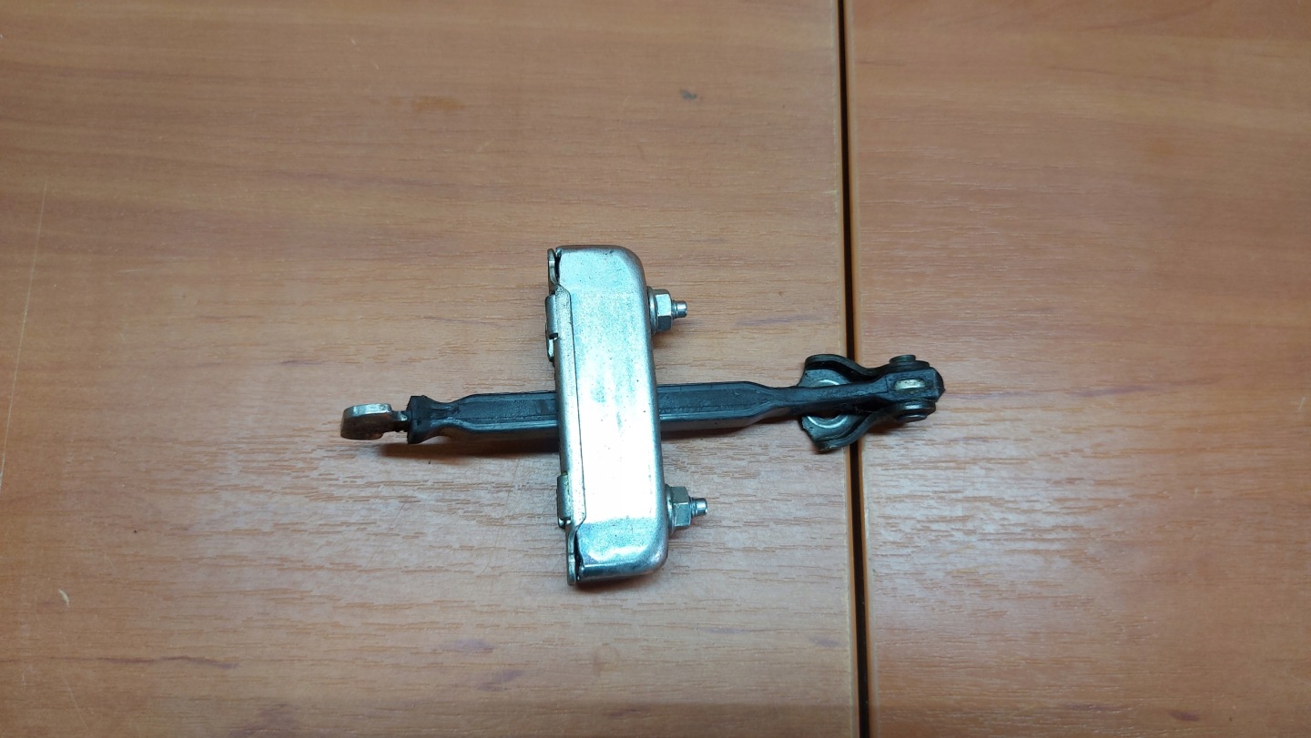 limiter door left rear part TOYOTA COROLLA VERSO II 04