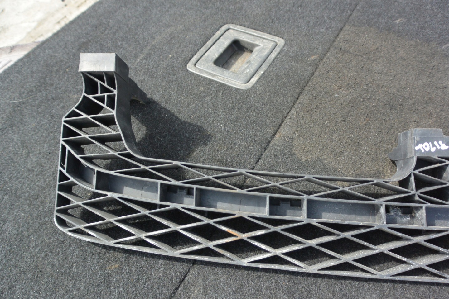 pillar grid of a bumper front VW VOLKSWAGEN PASSAT B7