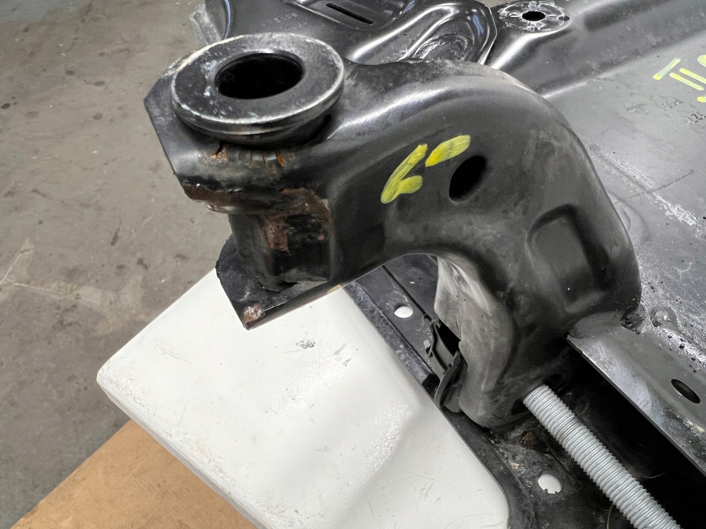 Peugeot 208 II subframe trawers axle beam axle beam