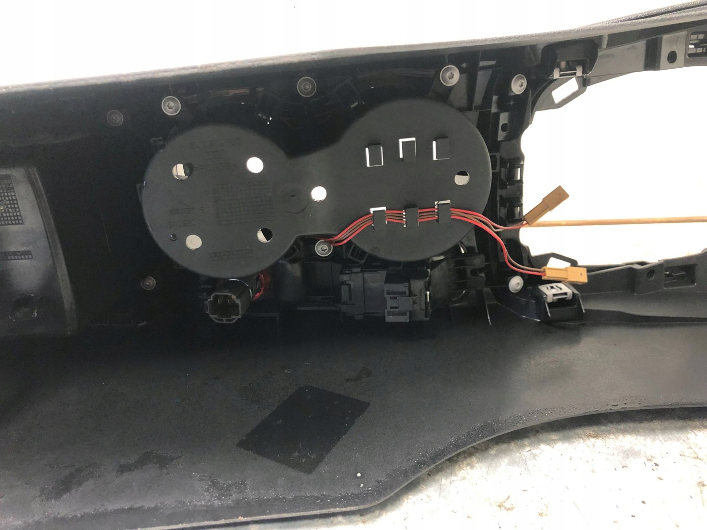 AUDI Q3 8U TUNEL central UCHWUT for KUBEK armrest MATERIAL EUROPA