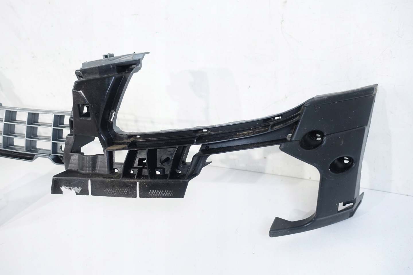 AUDI A4 B7 8E0 holder console GRILLA bumper front 8E0807233E