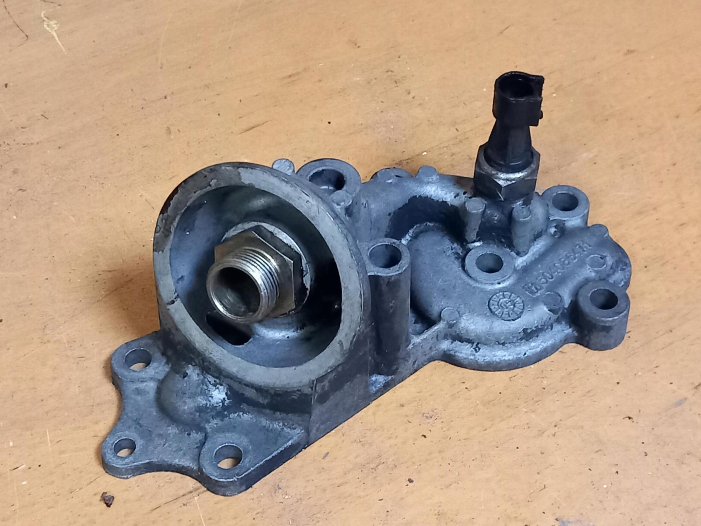 Ölfiltergehäuse IVECO DAILY IV 3.0 HPI 504086471 06-12